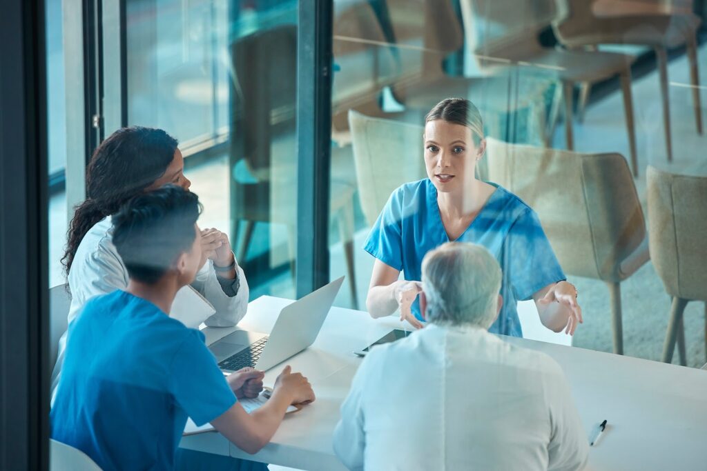 Praxisteam prüft Kriterien einer kritischen jameda Bewertung am Bildschirm